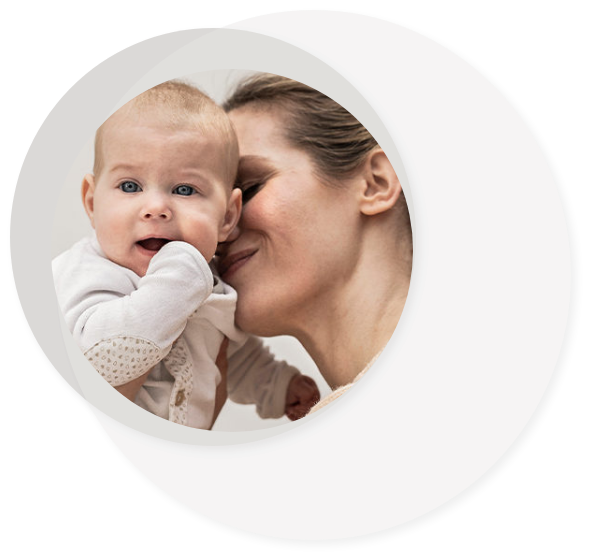 Osanit Familie: Baby und Mama kuscheln